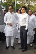at Bal Thackeray funeral in Mumbai on 18th Nov 2012 (401).JPG